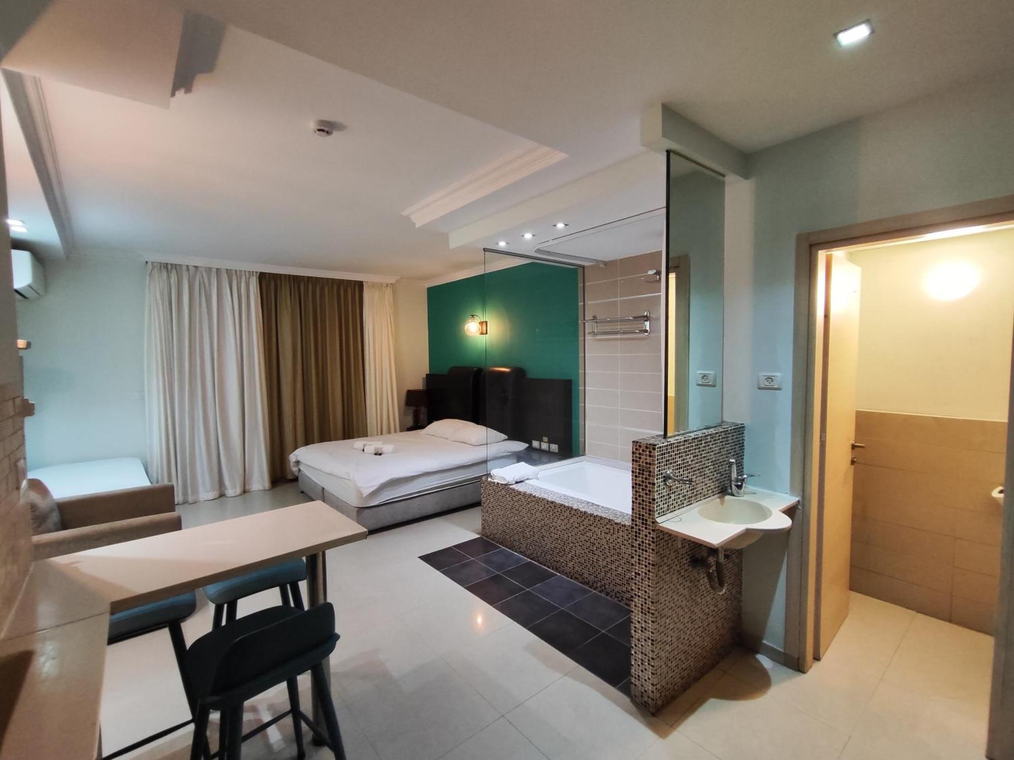 Marina Beach Hotel Тель-Авив Экстерьер фото